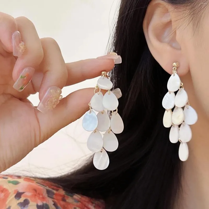 Boucles d'oreilles à dos élégant avec pompon Long, Clip de luxe, tendance, coquille de perle blanche en forme de goutte, sans perçage, pour fête de rencontre pour femmes