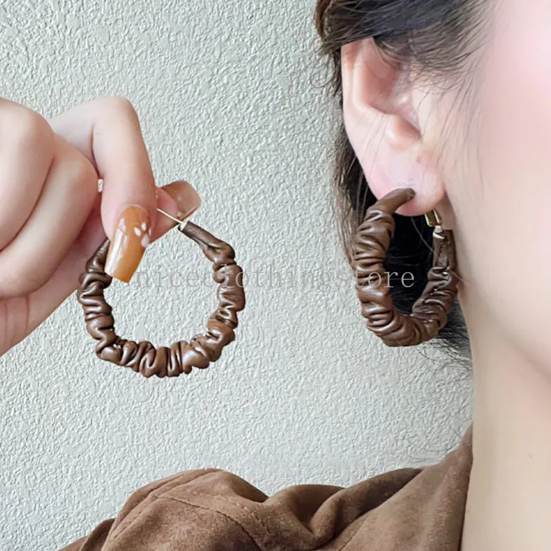 Boucles d'oreilles en cuir en forme de C pour femmes et filles, tendance, géométriques plissées, grand cerceau rond, bijoux de fête de voyage, nouvelle collection