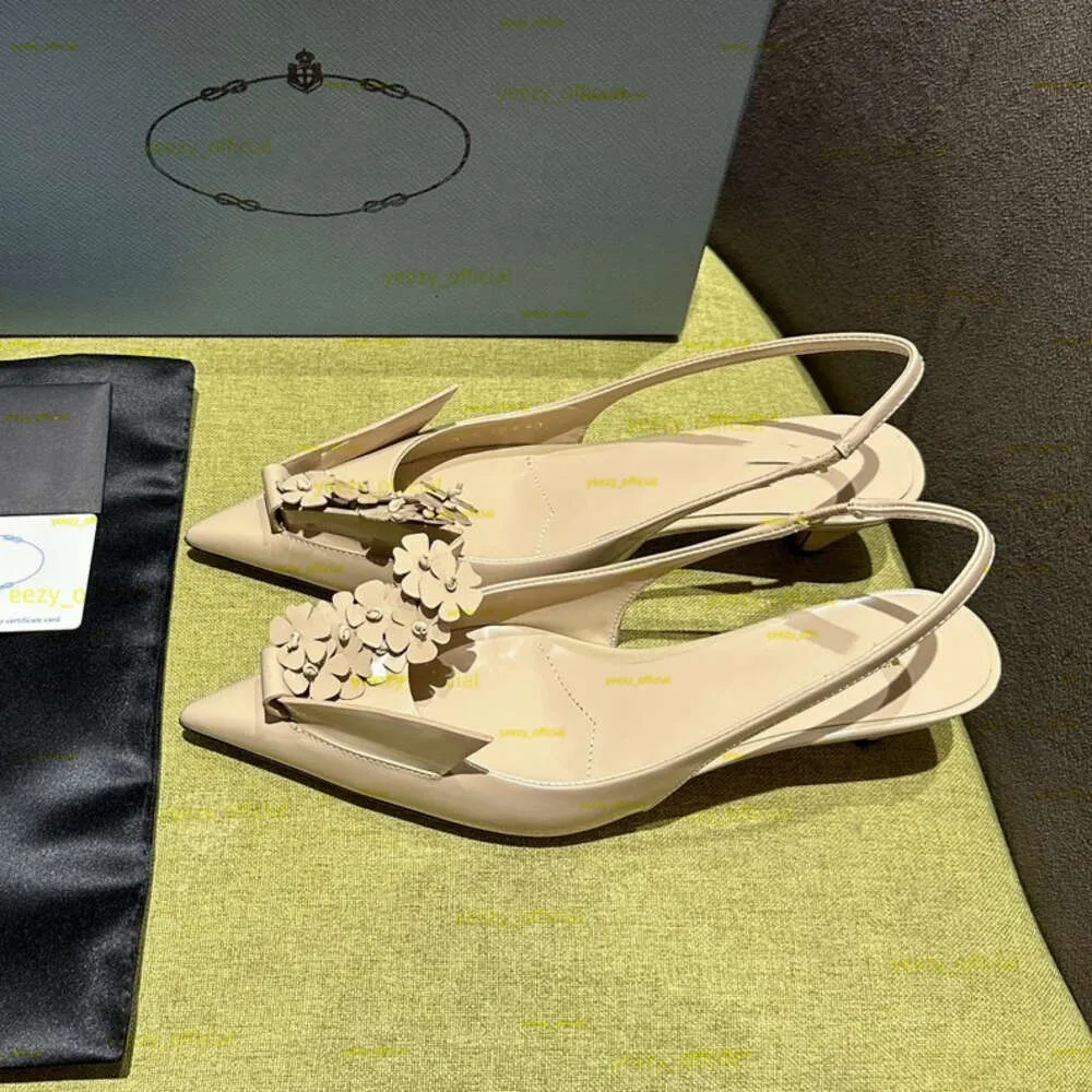 Origami blomma pumpar sandaler kattunge klack slingback pekade tå sandaler sommar designer skor fest bröllop triangel glider