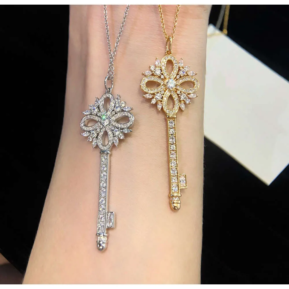 Designer Necklaces Ism Key Jewelry High Version Ti&co Snowflake Key Necklace with Full Diamond Iris Suower Pendant Sweater Chain for Women