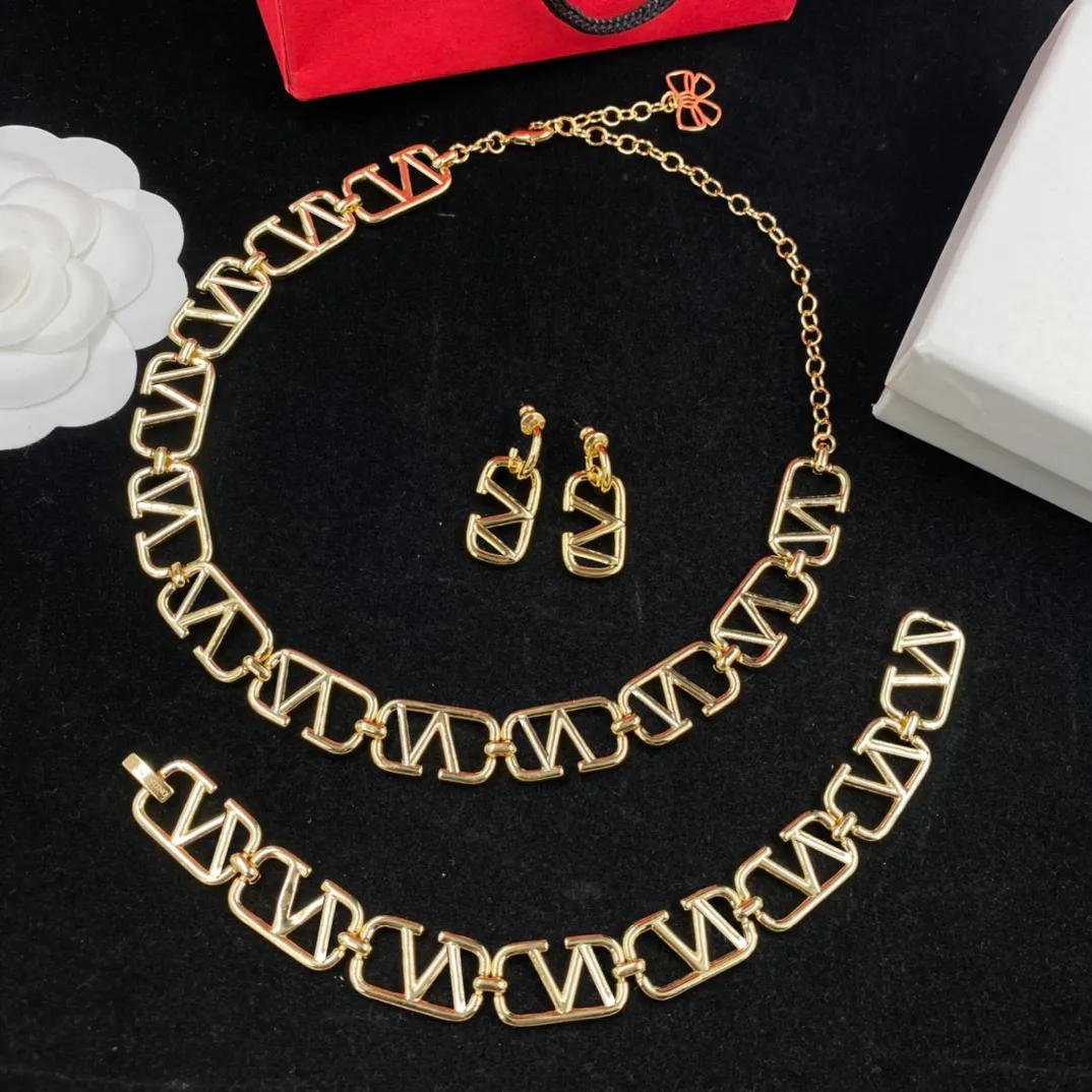Luxury brand necklace pendant designer fashion jewelry V chain for men & women trendy necklaces bracelets studs jewelery set