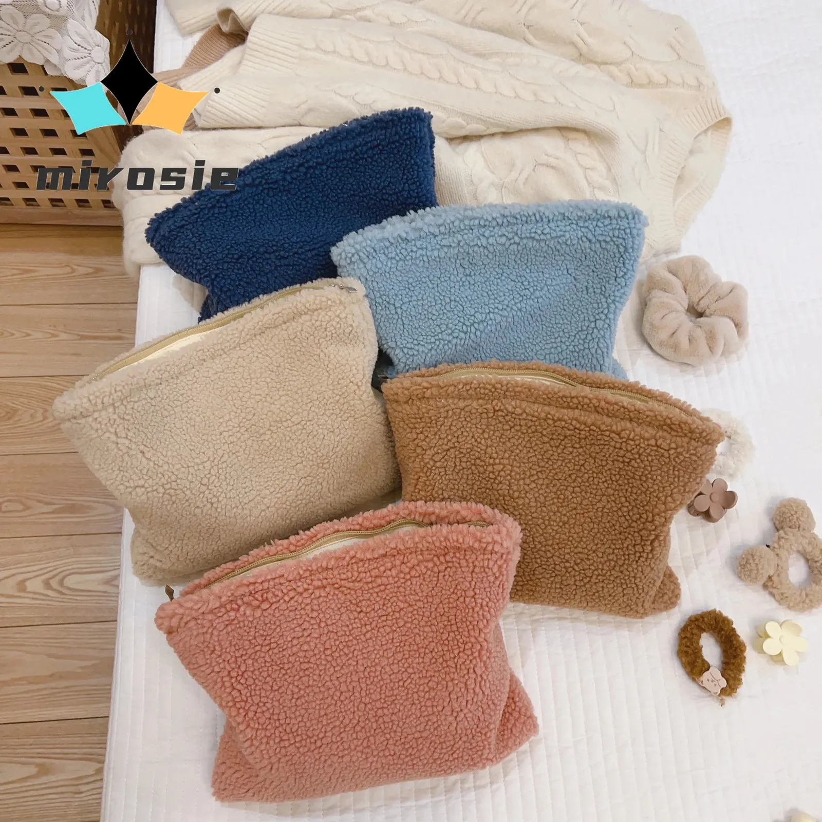 MIROSIE Bolso de mano de color sólido para mujer, moda de invierno, con pelo de cordero suave y cálido, bolso de cosméticos, bolso de maquillaje para mujer Gilrs 231122