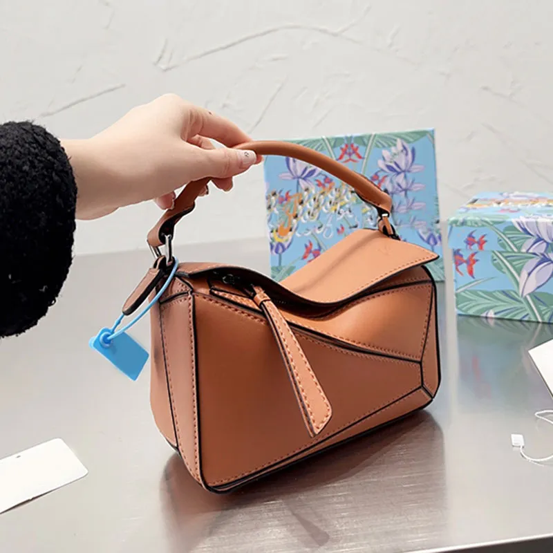 Mini Bag Geometry Bag Luxurys Designers 24 färger mode kvinnor axelpåsar lapptäcke crossbody handväskor koppling väskor totes handväska klassiska läder damer plånbok