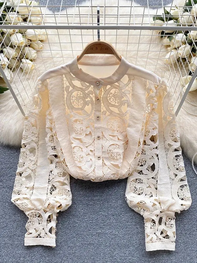 Kvinnor BLOUSES Women Spring Shirt French Temperament Vintage Light Luxury Lace Premium Round Neck Hollow Hook Flower Top D5666