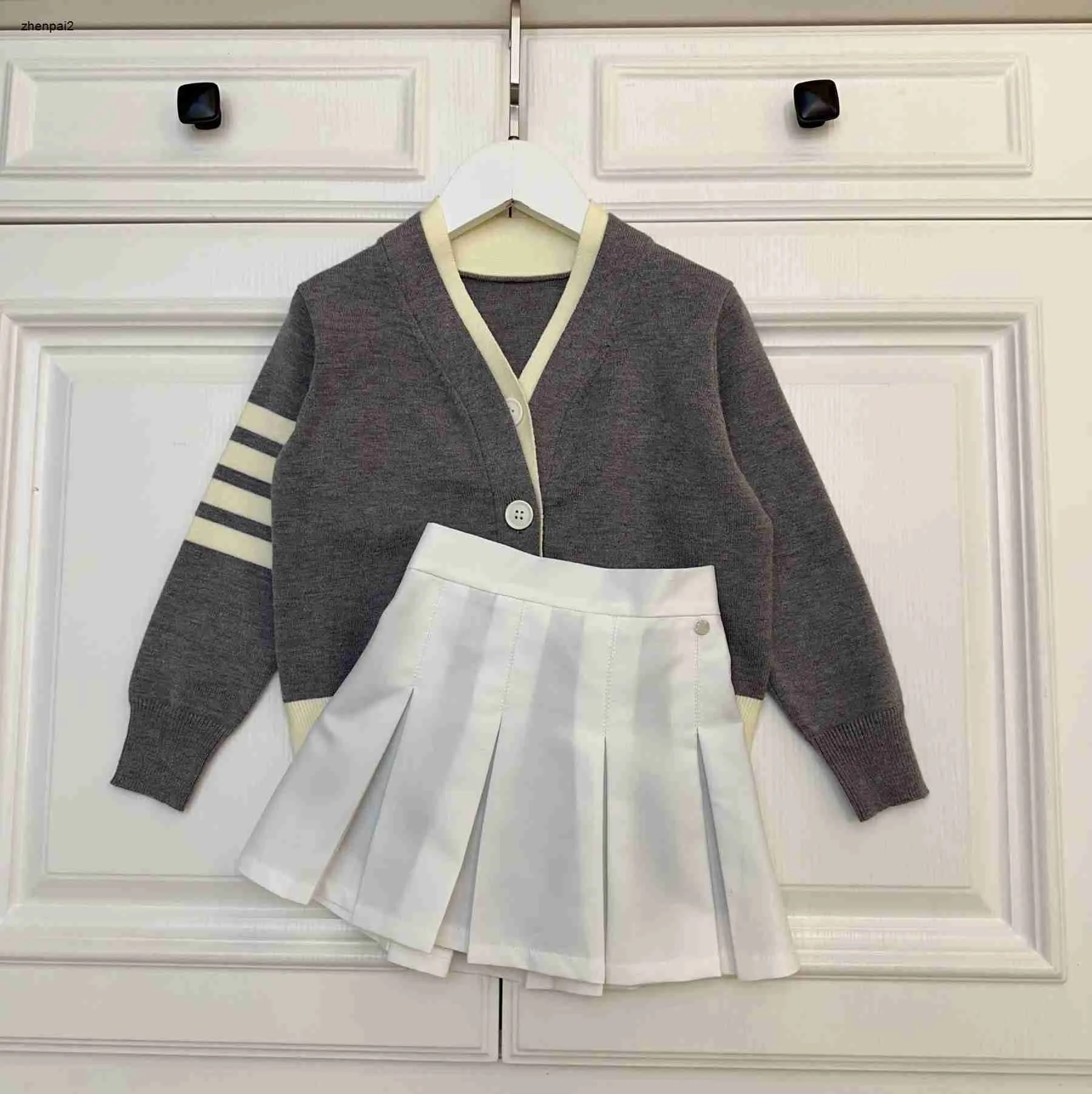 Luxury Designer Kids Tracksuits Girl Autumn Kirt Baby Clothes Storlek 100-160 Tröja Cardigan och veckad klänning nov25