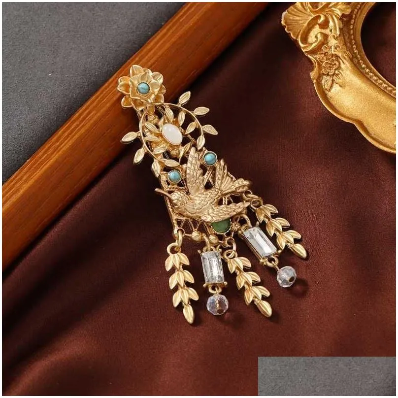 Pins Acquire Gold Color llow Brooches for Women Light Luxury Pendant Tassel trend brooch ethnic style unisex fashion jewelry G230529