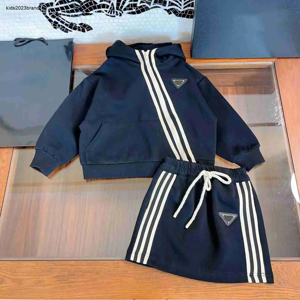 Nya flickklänning kostymer hösten barn designer kläder baby partydress storlek 110-160 hoodie och sport kort kjol nov25