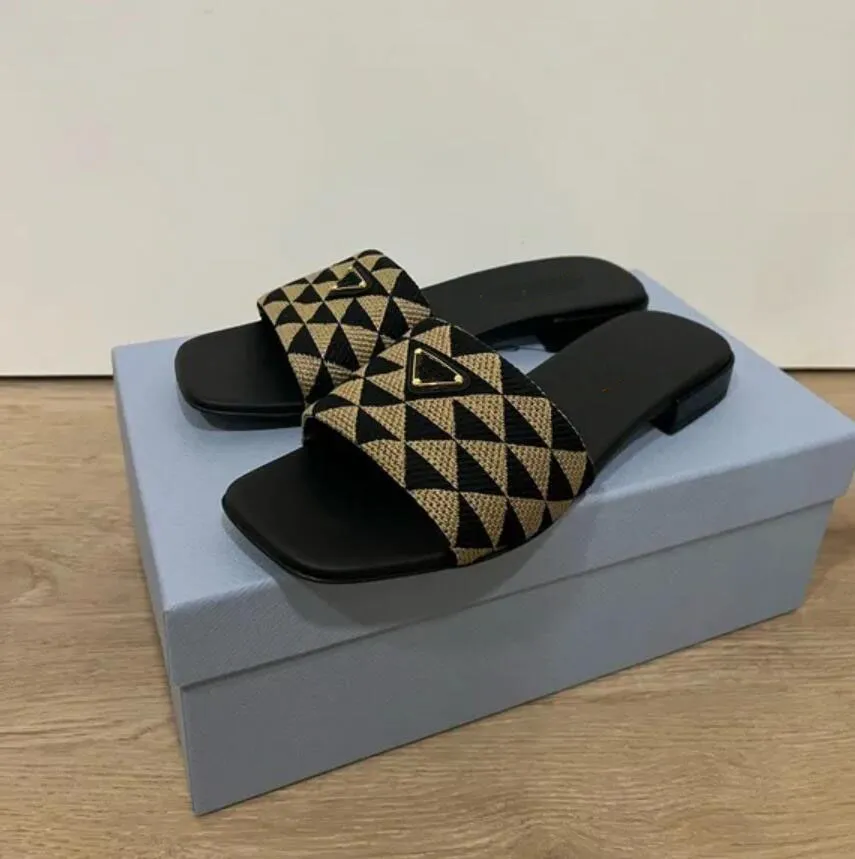 Designer de luxe Mules sandale chaussures pour femmes Diapositives en tissu brodé Triangle jacquard Femmes pantoufles en tissu MULES sandale tongs Italie taille EU35-43Box