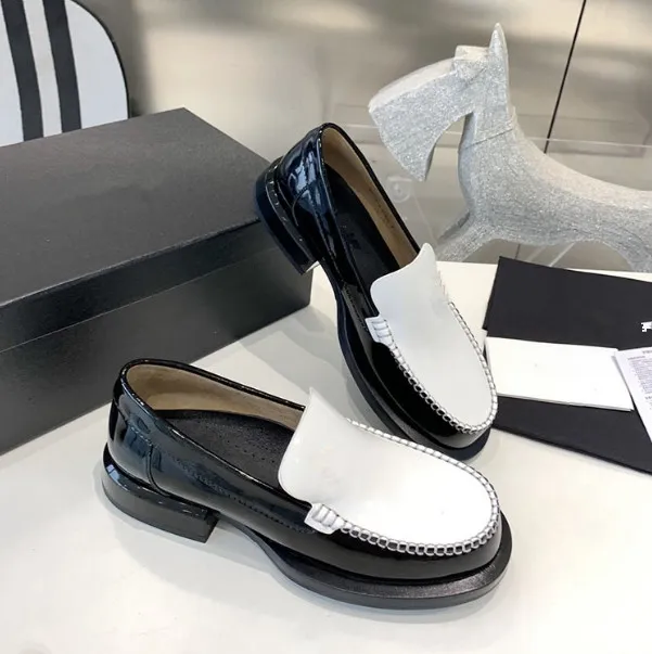 Tasarımcı Yeni Loafers Ayakkabı Kadın Retro Yuvarlak Başlıca İnci Toka Kalın Taban Ayakkabıları Kızlar Listeler Tatil Kalın Soluned Siyah Beyaz İş Deri Ayakkabı