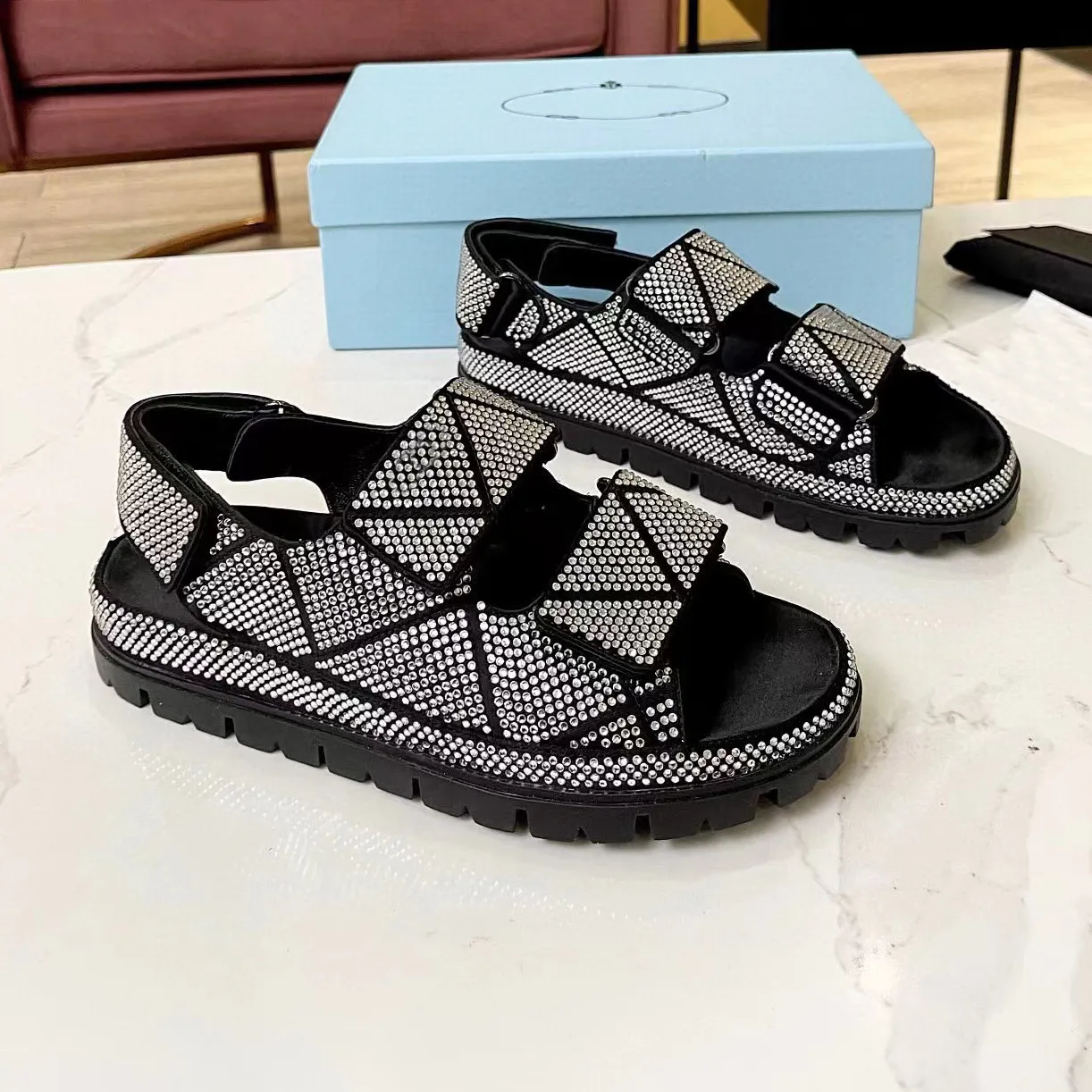 Sandálias Confortáveis Designer Feminino Casual Fundo Plano Sapatos de Praia Moda Clássico Decoração com Strass Antiderrapante Sola Grossa Sapato de Fábrica de Alta Qualidade