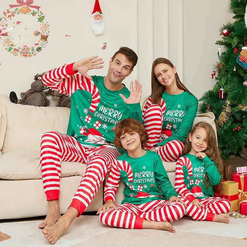 Abiti coordinati per la famiglia Abbigliamento coordinato per la famiglia natalizia Abiti pigiama natalizio 2024 Anno Moda Verde Babbo Natale Stampa Set pigiama per bambino adulto 231123