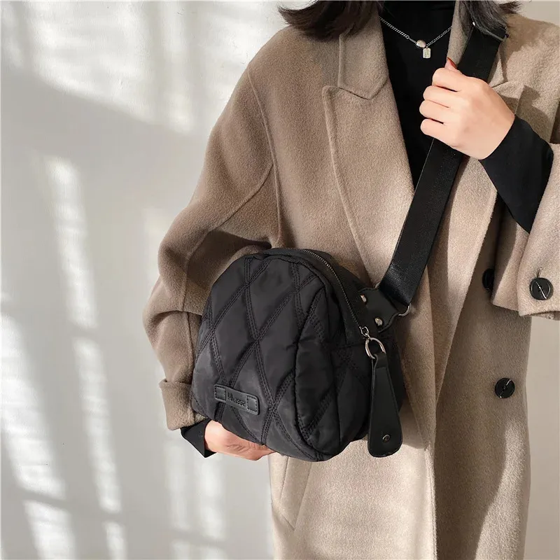 Kvällspåsar kvinnor nylon quiltad rymlig svart handväska lady söta vintertrender smart telefon väsentlig bärbar zippy vardag crossbody väska 231123