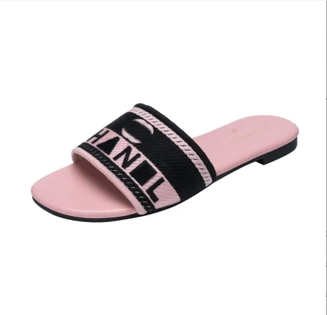 Designer glider kvinnor broderade tyg Slide Luxury Slipers Summer Beach Ladies Walk Sandals Fashion Low Heel Flat Slipper Shoes Storlek 37-42 PD686