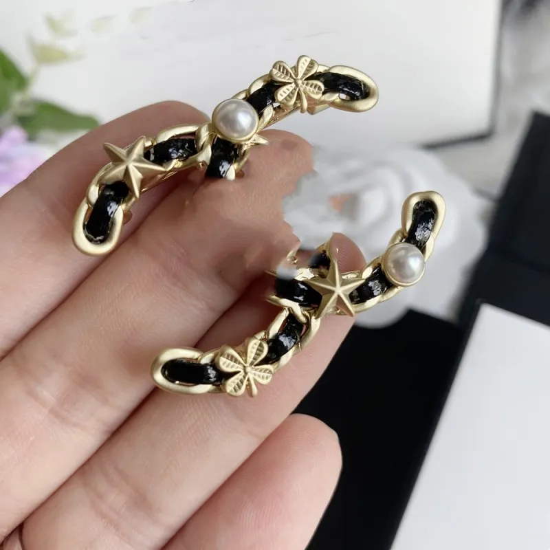 Classical Brasses Brooches Designer Pins Brand Gold Letter Retro Gift Gold Color Pins Women Fashion Broche Large Beads Female Clothes Suit Alloy Brooch Gift RR