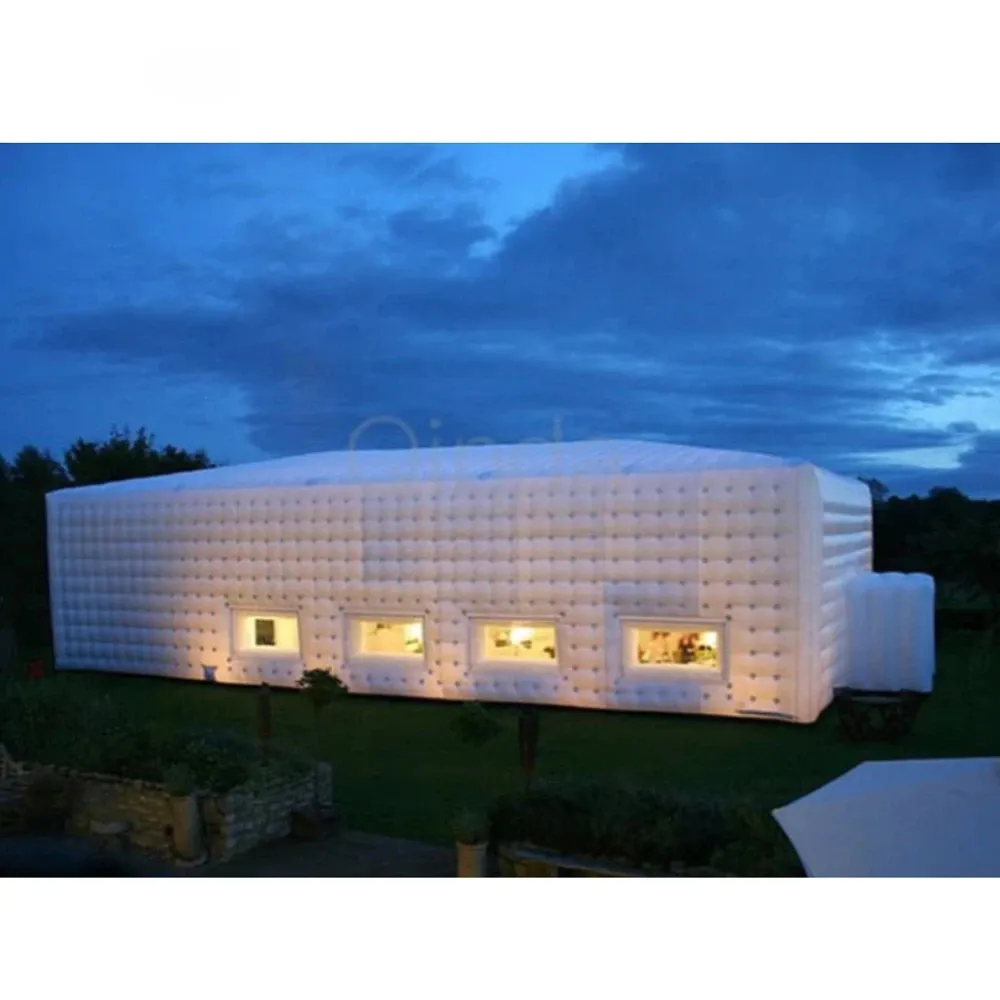 Duży biały czarny nadmuchiwany namiot z światłami LED i oknami na przyjęcie weselne gigantyczny dom na świeżym powietrzu