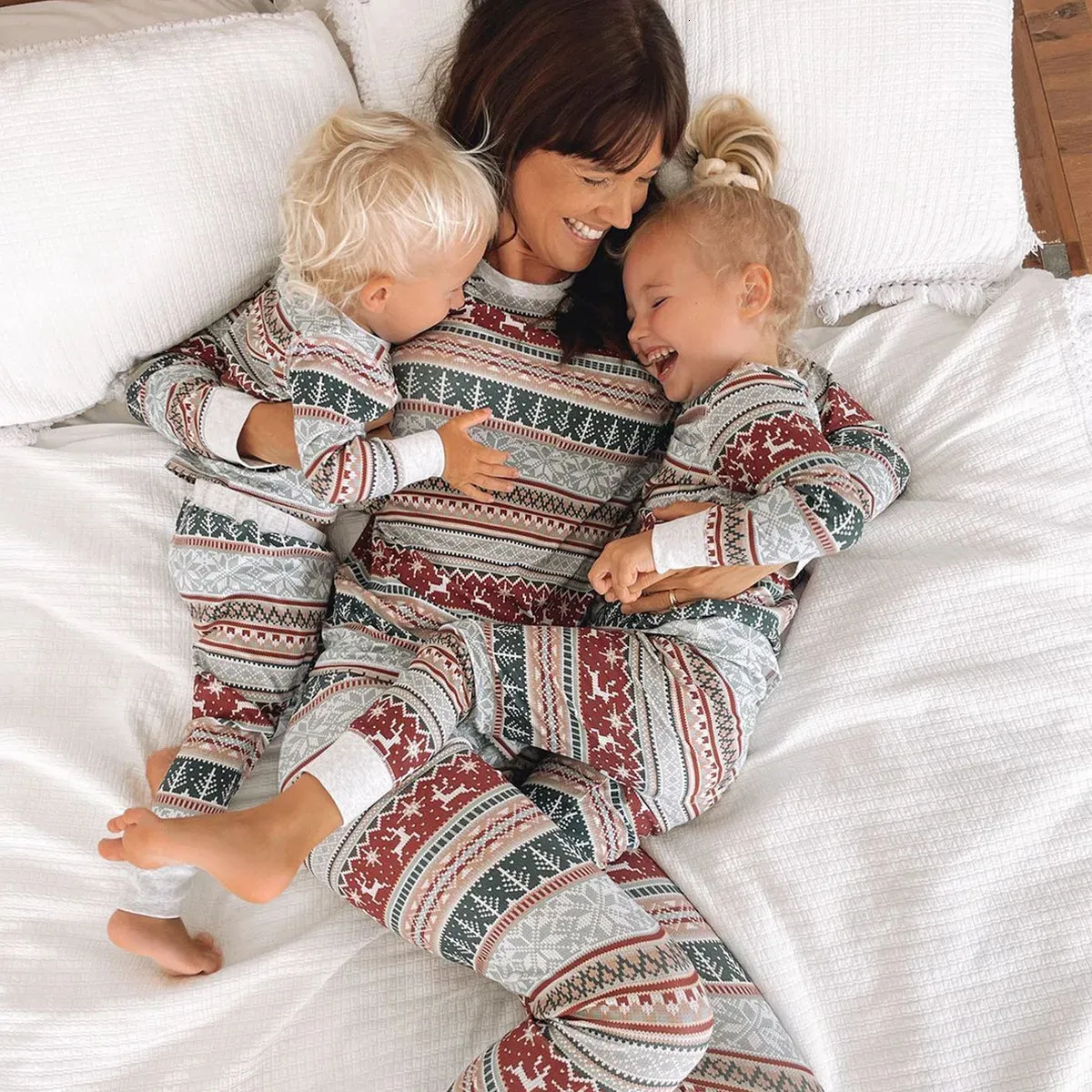 Family Matching Outfits 2023 Christmas Pajamas for Mom Daughter Dad Son Baby Clothes Nightwear Xmas Pyjamas Set Look 231124