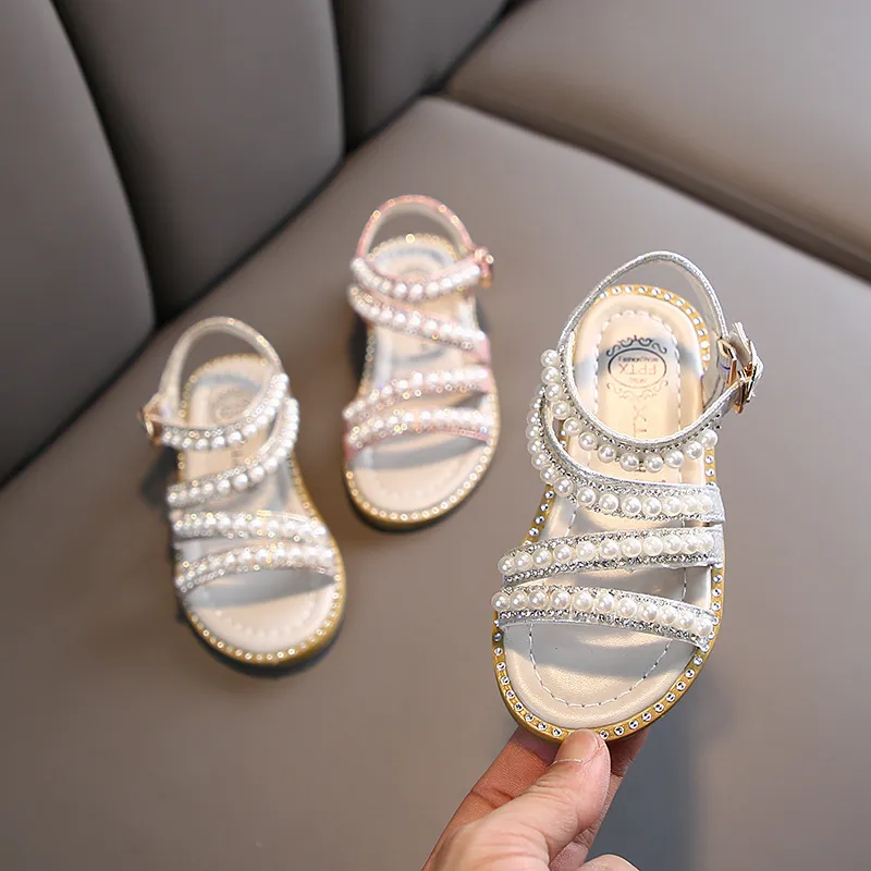 Första vandrare mode pärlor flickor sandaler 2023 sommar barn fest prestationsskor barn pärlor öppen toed för flicka 230424