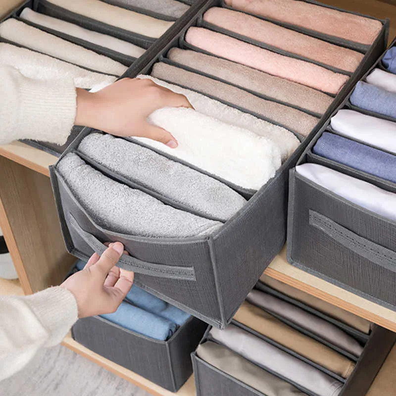Sujetadores y bragas de ropa interior para mujer doblados en un organizador  de almacenamiento de ropa en una cómoda