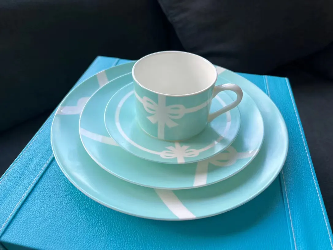 Conjunto de copos e pires de designer, conjunto de talheres, caixa de couro, conjunto de 4 peças, contém dois pratos, um conjunto de xícara de café, pires, caixa de presente de material de porcelana