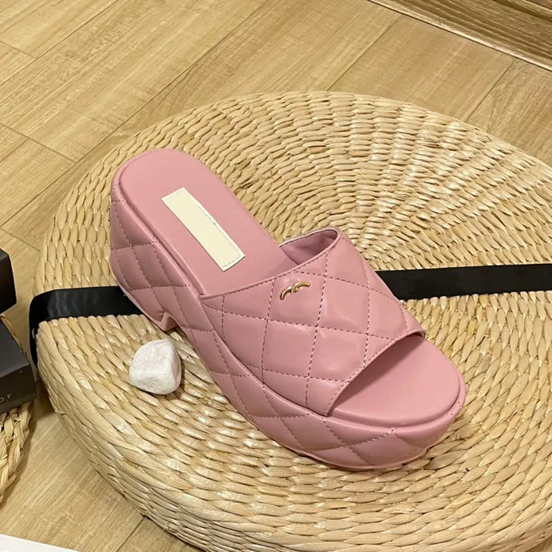 Saltos de plataforma feminina saltos de cunha chinelos hardware de textura acolchoado sandálias Matelasse Ladies Slip On Slides Classic Pink Girls Slingbacks Sapatos ao ar livre sapatos de praia