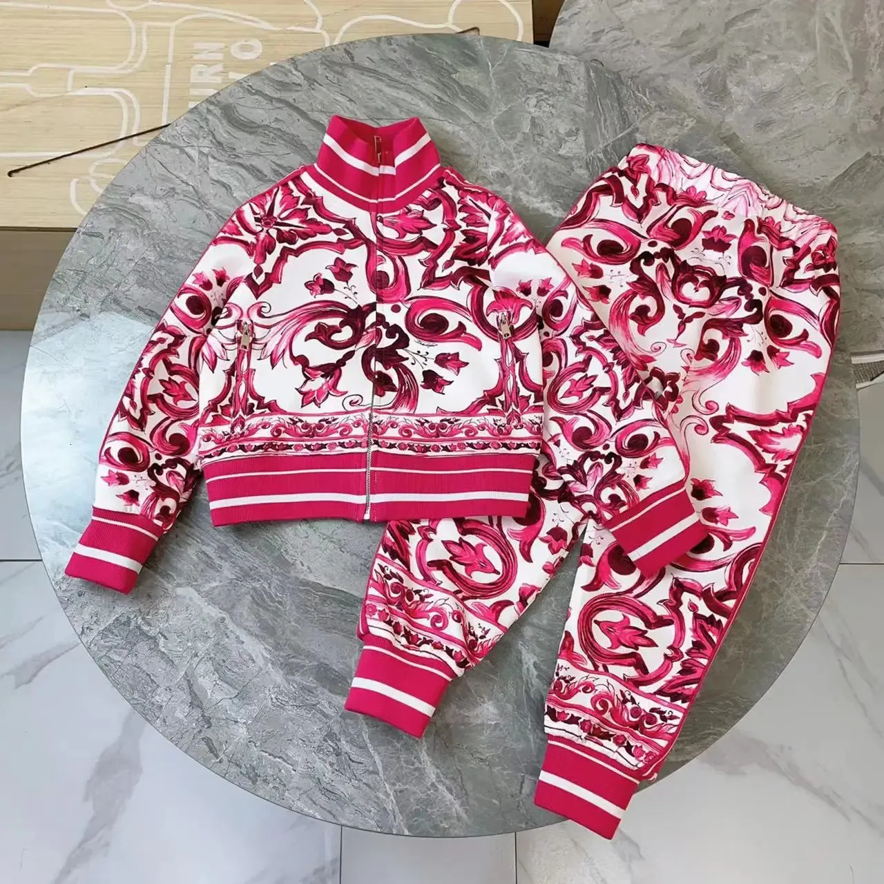 Kleidung Sets Luxus Kinder 2023 Print Design Herbst Mädchen Langarm High Neck Mantel Top Jugend Süße Hosen Set 231123