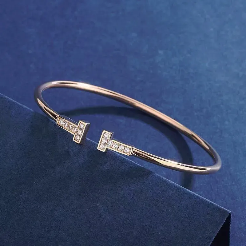 2024 Главный дизайнерский модный манжета Hot Designer Bracelet Simple Classic Open Bangle Расширение высококачественных браслетов подарки