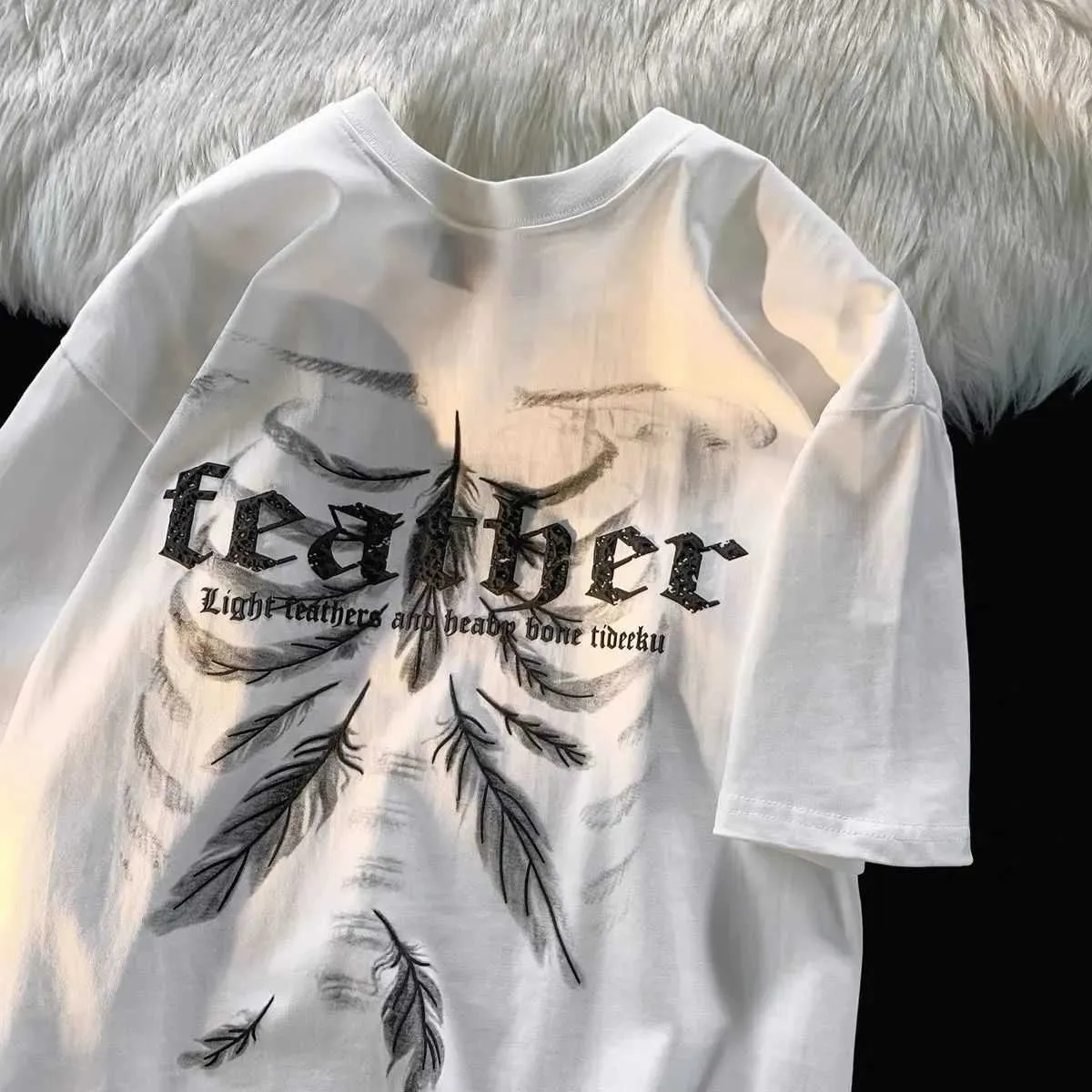 T-shirts voor heren Europese en Amerikaanse korte mouwen T-shirt Men en vrouwen Zomerpoortstijl Letter Feather Print Fashion Lossliefhebbers Top Y2K Z0424