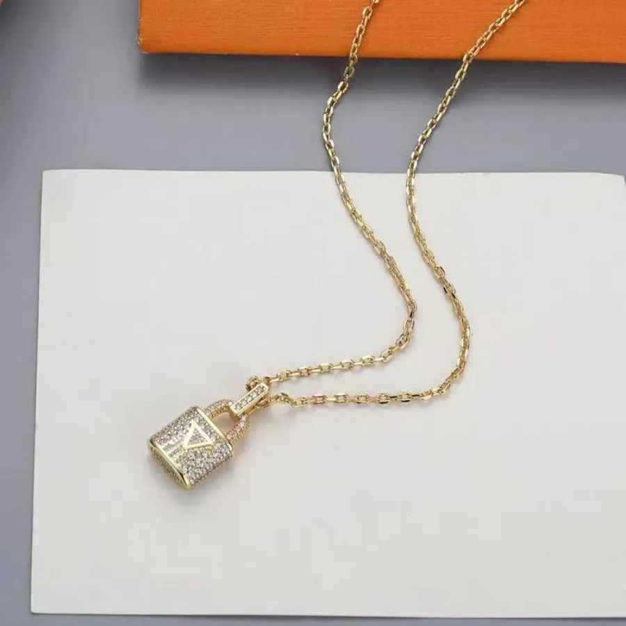 Luxurys modehalsband designer halsband hög kvalitet nyckelkedja smycken par hänge topp julklappar