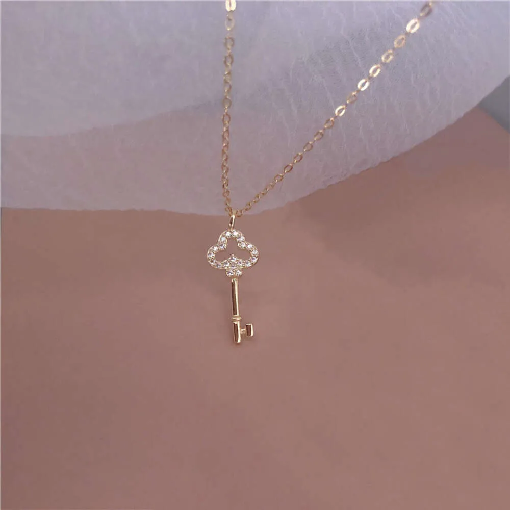 2024 New Key Necklace for Women with Minimalist Temperament and Small Market Design Sense Gold Collar Chain Gift for with Box