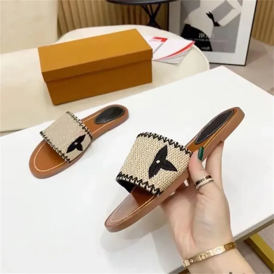 2023 Kobiety luksusowe designerskie kapcie wysokiej jakości moda letnie bankiety buty pp słomka skórzana marka na zewnątrz sandały wielokolorowe Casual Flat Heel Mule list