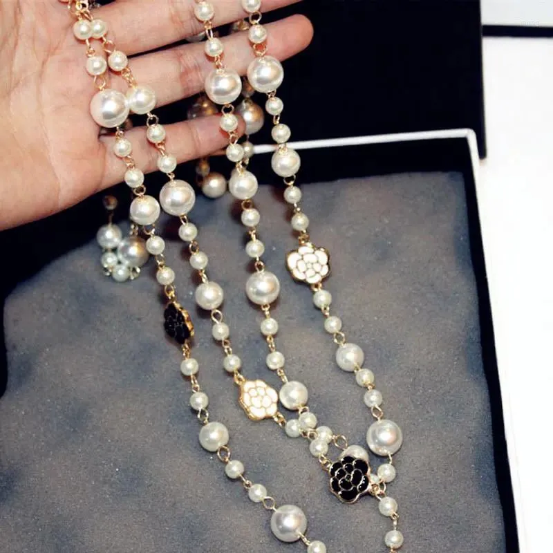 Collane con ciondolo Classica perla simulata Donna Ragazza Maglione a filo lungo Collana di camelia Gioielli Regalo per feste