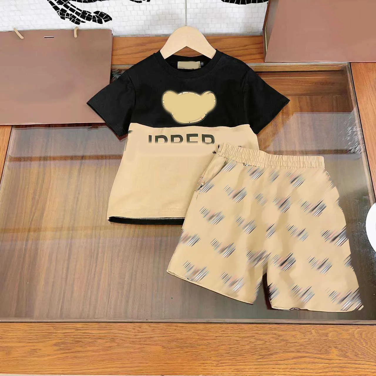23SS Bebek Set Çocuk Setleri Çocuk Tasarım Kıyafetleri Erkek Yuvarlak Boyun Saf Pamuk Ayı Mektubu Logo Baskı Kısa Kollu T-Shirt Elastik Bel Şortu Takım Bebek Giysileri
