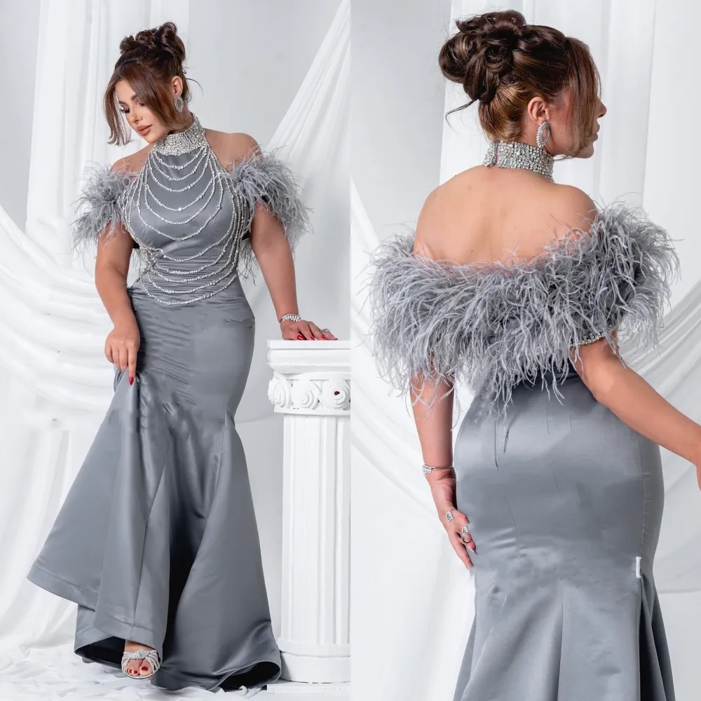 Robe de soirée sirène en Satin gris, col licou, avec plumes perlées, trompette, épaules dénudées, longue robe de bal