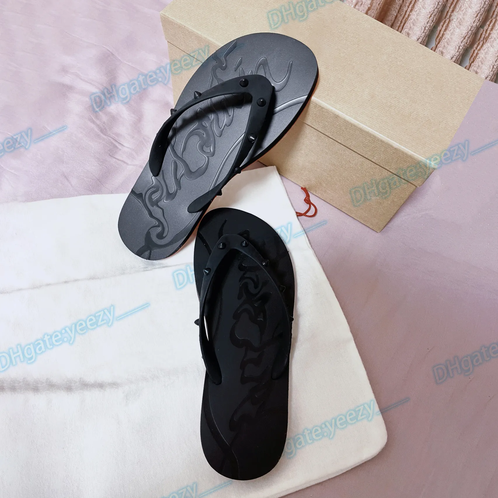 ユニセックスデザイナースリッパ女性男性靴 Loubi 高級ゴムスリムストラップ光沢のあるリベット夏プール履きやすいサンダルビーチフラットスライドフリップフロップ