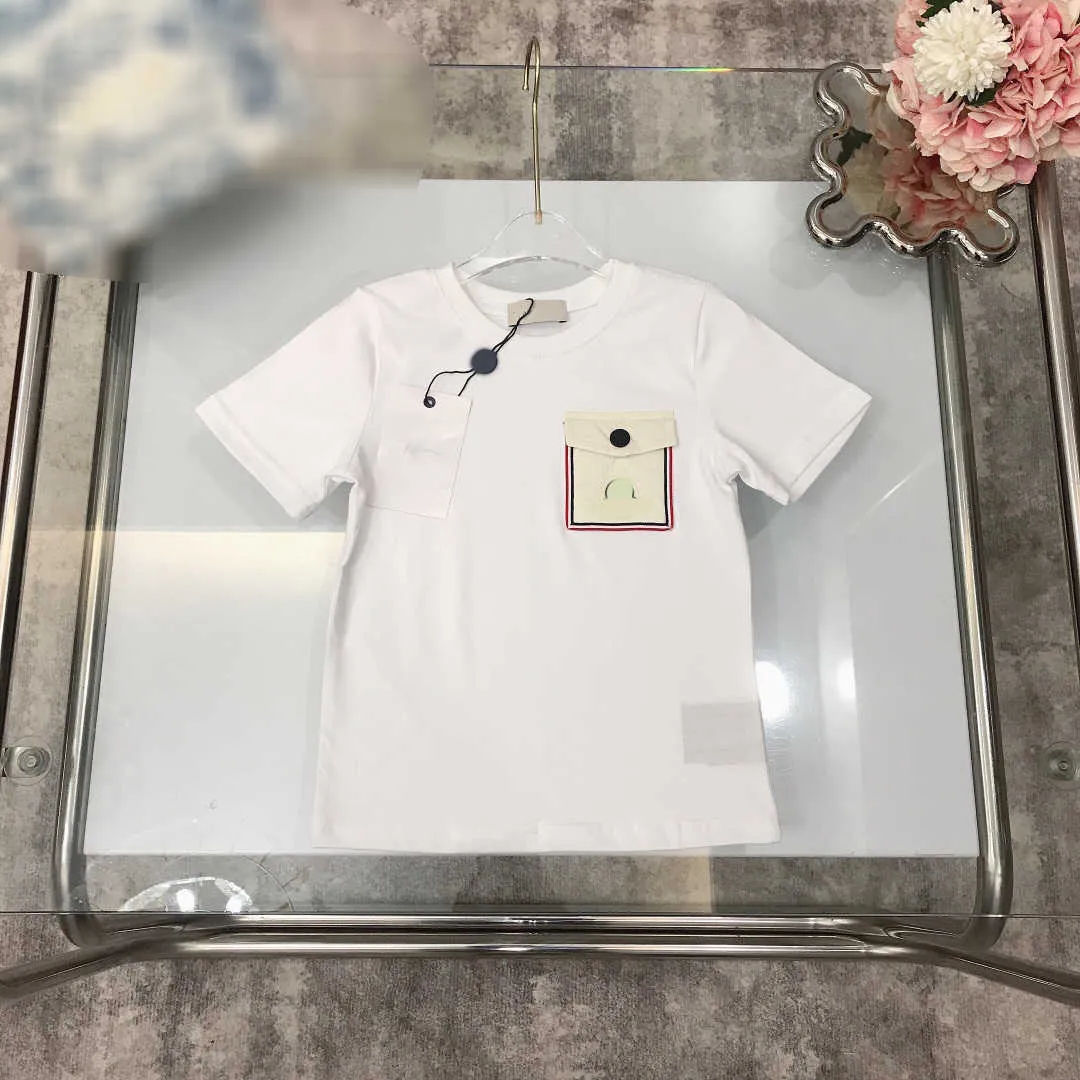 23SS 유아 티 키드 디자이너 티셔츠 어린이 Tshirt 소년 소녀 둥근 목 순수면 가슴 줄무늬 포켓 레터 로고 자수 티셔츠 고품질 아이의 옷