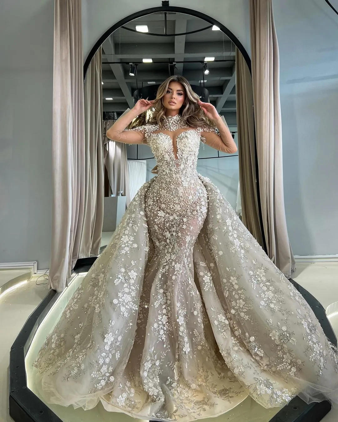 Splendidi abiti da sposa a sirena con gonne oversize Perle Appliques Abito da sposa in pizzo Colletto alto Illusion Maniche lunghe Abiti da sposa di lusso