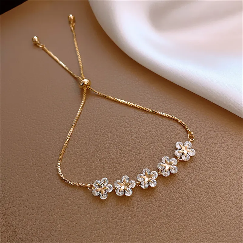 Charm Bracelets Elegant Intarsien Koreanische Goldfarben-Blumen-Armband für Frauen Modeschmuck Accessoires Party-Geschenke 230424