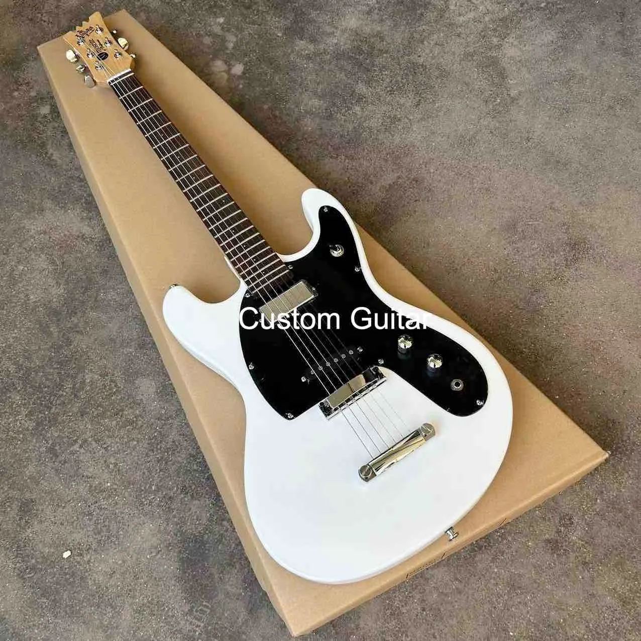 Custom 1966 Ventures 화이트 일렉트릭 기타 Mosrite Zero Fret JRM Johnny Ramone Black Pickguard Chrome 하드웨어