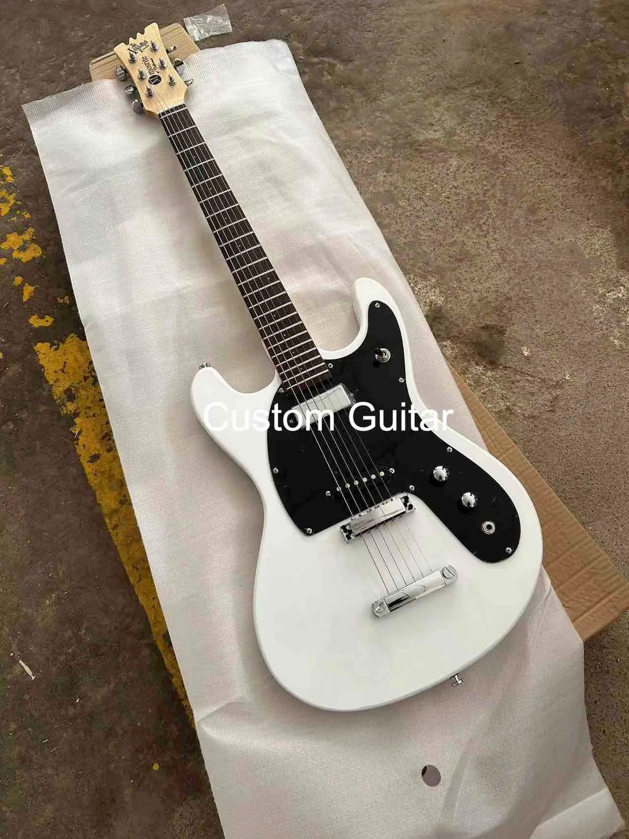 커스텀 1965 벤처 스타일의 일렉트릭 기타 Mosrite Zero Fret JRM Johnny Ramone Black Pickguard Chrome 하드웨어