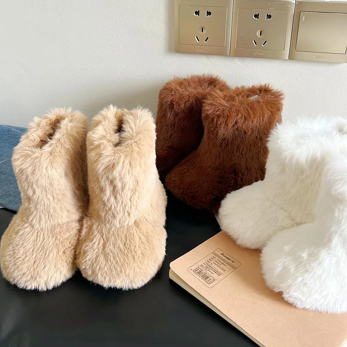 Atletische buitenmeisjes harige laarzen Winter kindersneeuwgevoerde warme vrouwelijke babykatoenen schoenen 231123