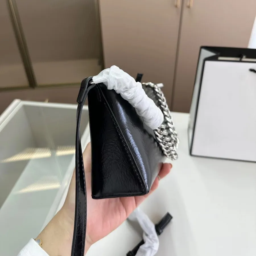 23 Designerväska YSS Högkvalitativ Fashion Personlighetskedja Läder Känns super bra Holding Bag Baguette Bag