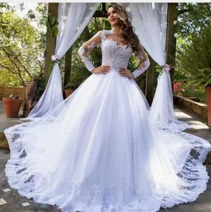 Plus la taille une ligne robes de mariée vintage manches longues dentelle pure col rond dentelle appliques perlées vestios de novia robes de mariée avec boutons robe de mariée princesse plage