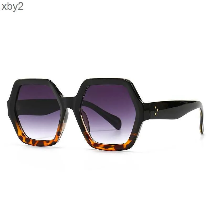 Sunglasses Square metal rivet modern charm sunglasses Fashion Street Photo sunglasses 4362