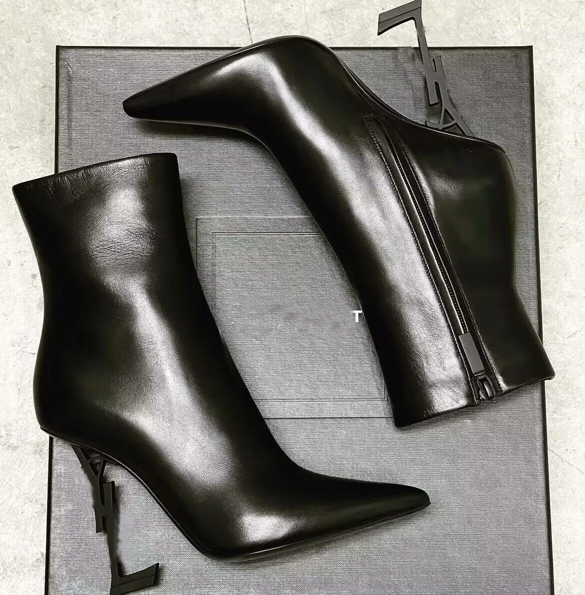 العلامة التجارية الشتوية الفاخرة أوبيوم أحذية الكاحل النساء المعادن ستيليتو كعب أسود أبيض العجل الجلود الحذاء الحذاء حفلات الزفاف سيدة EU35-43 مع صندوق