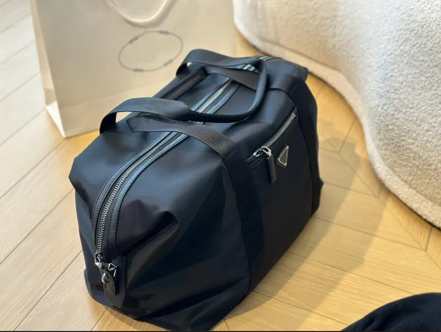 Высококачественное роскошное мужчина, женщины, черные сумки, водонепроницаемые нейлоновые нилоновые сумочка на 42 см. Разрешено мягкая складная дизайнерская дизайнер.