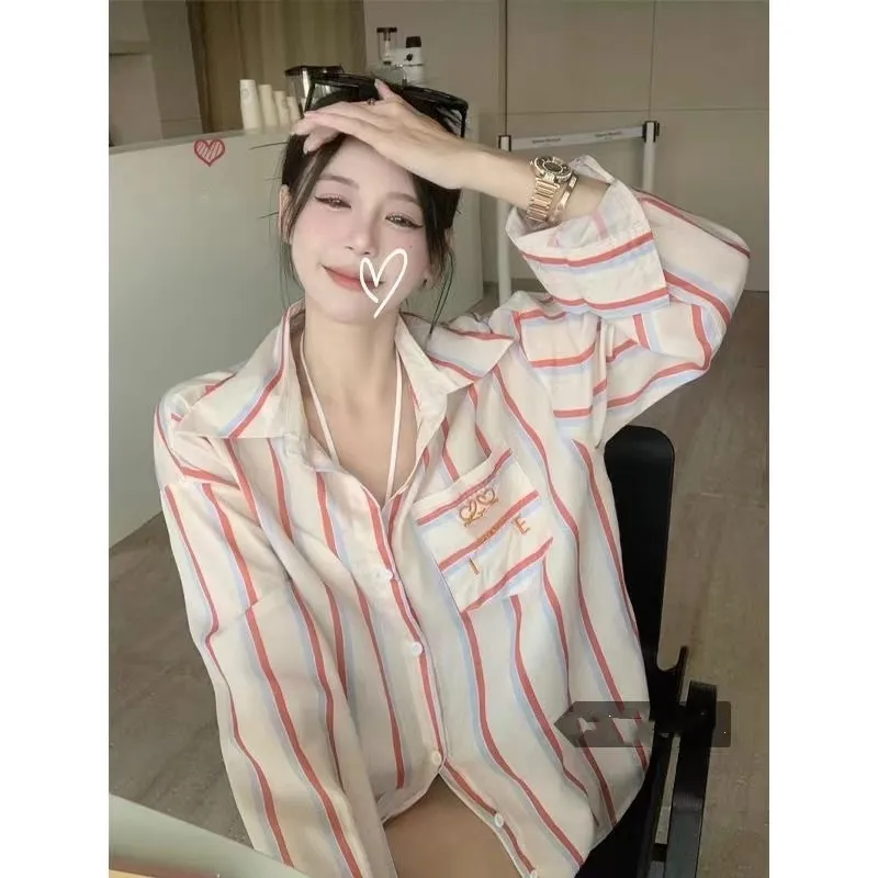 Designers primavera e verão a mais recente camisa feminina listrada vintage bordada estilo Hong Kong solta casual camisa de manga comprida temperamento camisa feminina