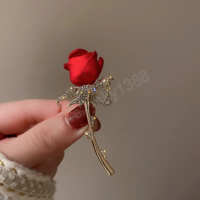 Broches à fleurs Rose rouge pour femmes, en alliage élégant avec strass, accessoires pour robe de Banquet de mariage