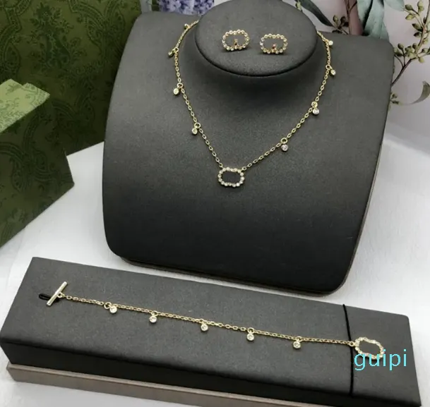 Collana con ciondolo con iniziali Catena dorata Orecchini con diamanti per donna Bracciale con perle Lette