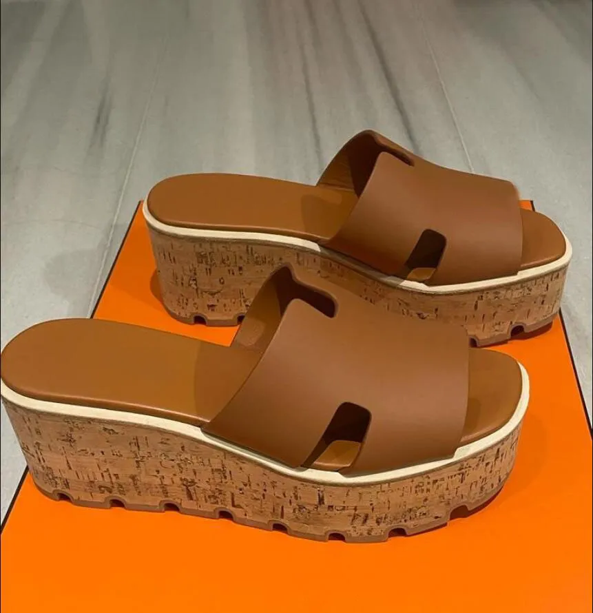 Women Sandal Wedge Wedge أحذية البغال النعمة Eze 30mm جلد صندل زلة على أسافين مسطحة المطاط النعل الأسود بني أبيض مصمم فاخر مع صندوق 35-40