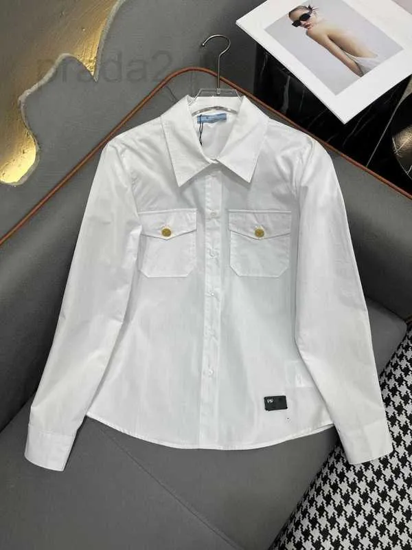 Kadınlar bluzlar gömlek tasarımcısı sonbahar ve kış yeni eğlence tarzı metal düğme mektubu küçük deri etiket beyaz uzun kollu gömlek r93i